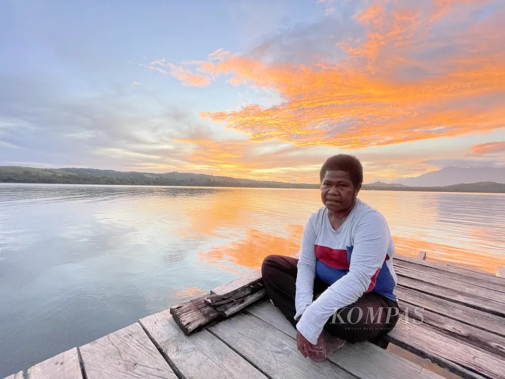 Mama Hana (56), ibu rumah tangga di pesisir Danau Sentani, Kabupaten Jayapura, Papua, Sabtu (24/5/2025).
