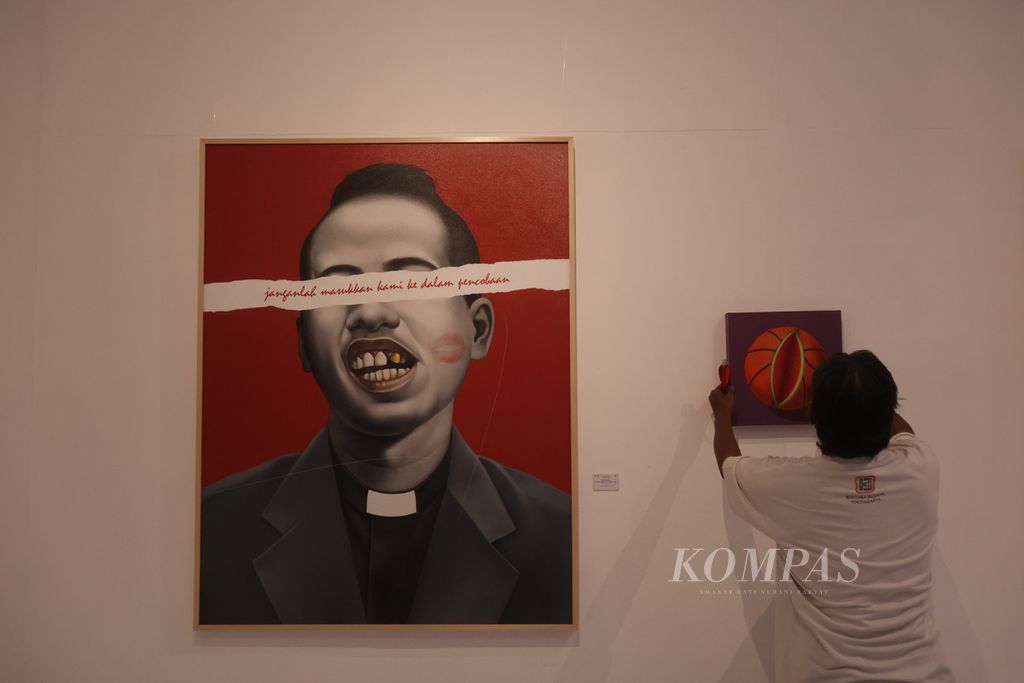 Karya 26 perupa ditampilkan dalam Pameran<i> Ajur Ajer</i> di Bentara Budaya Yogyakarta, Kotabaru, Yogyakarta, Kamis (22/9/2022). Perupa yang terlibat dalam pameran ini adalah para seniman yang pernah berpameran di Bentara Budaya Yogyakarta. Pameran yang merupakan bagian rangkaian peringatan Ulang Tahun Ke-40 Bentara Budaya ini berlangsung hingga 2 Oktober 2022.