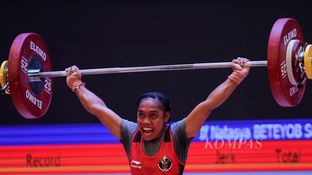 Ekspresi lifter putri Indonesia, Natasya Beteyob, saat beraksi dalam nomor 55 kilogram putri cabang angkat besi pada SEA Games Vietnam 2021 di Hanoi Training Center, Hanoi, Vietnam, Jumat (20/5/2022). Natasya Beteyob meraih medali perunggu dalam nomor ini. 