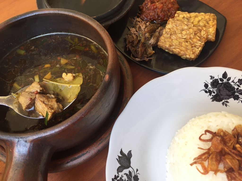 Seporsi rawon bakar ala Dapur Sambel dan Rawon Bakar di Jalan Ketintang Madya, Surabaya, Jumat (15/9/2023). Kedai beroperasi sejak awal tahun di mana menu rawon bakar dikenalkan sebulan lalu atau sejak Agustus 2023.