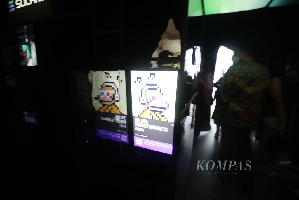 Mewadahi wacana mengenai seni rupa digital dan teknologi <i>blockchain</i> yang berkembang belakangan ini, Art Jakarta berkolaborasi dengan Solana menampilkan pameran NFT sebagai bagian dari Art Jakarta Gardens 2022 di Hutan Kota by Plataran Senayan, Jakarta, Sabtu (9/4/2022). 