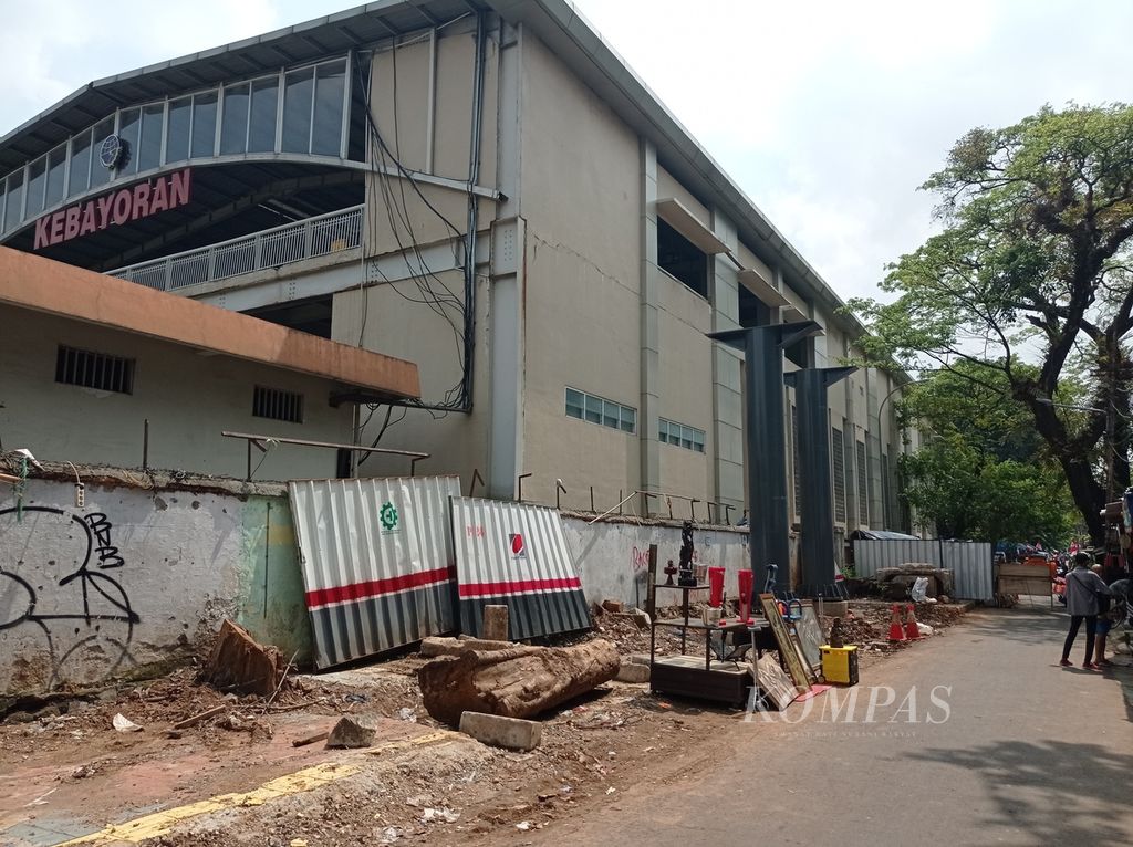Pilar beton di sisi selatan Stasiun Kebayoran Lama, Jakarta Selatan, Selasa (9/8/2022). Pilar tersebut merupakan bagian dari pembangunan <i>skywalk</i> yang akan menghubungkan stasiun dengan Halte Transjakarta Koridor 8 dan Koridor 13.