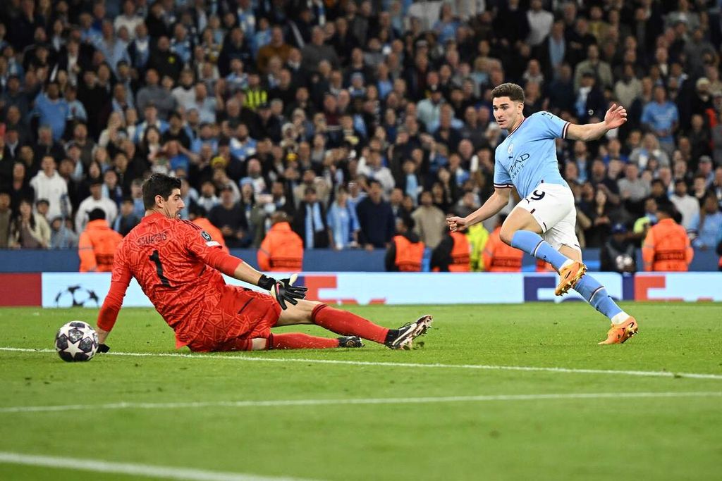 Penyerang Manchester City, Julian Alvarez (kanan), mencetak gol keempat timnya kr gawang Real Madrid pada laga pertemuan kedua semifinal di Stadion Etihad, Manchester, Inggris, Kamis (18/5/2023) dini hari WIB. City menang 4-0 (agregat 5-1).