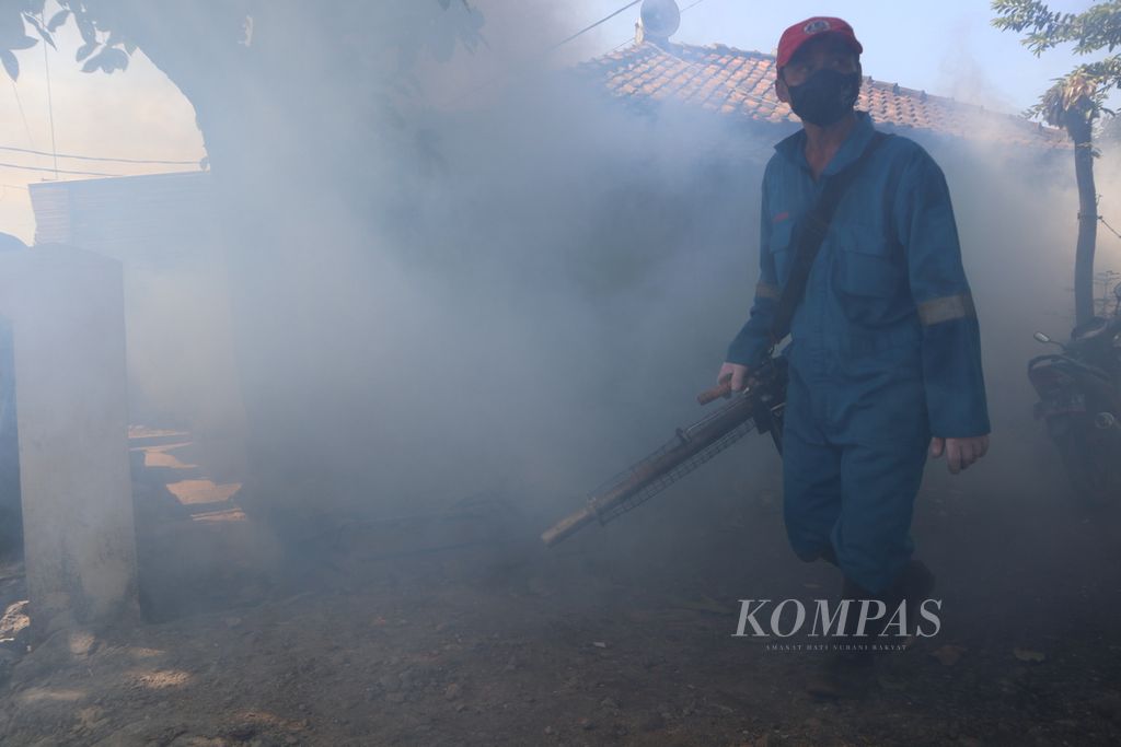 Petugas Puskesmas Pangkalan melakukan pengasapan atau <i>fogging </i>di permukiman Desa Pangkalan, Kecamatan Plered, Kabupaten Cirebon, Jawa Barat, Kamis (23/6/2022). Pengasapan tersebut untuk mengantisipasi penyebaran penyakit demam berdarah dengue.