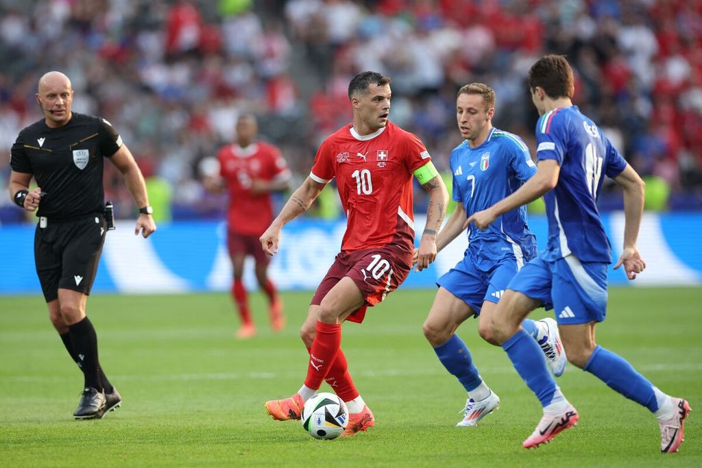 Gelandang Swiss Granit Xhaka menggiring bola dalam pertandingan babak 16 besar Piala Eropa 2024 antara Swiss dan Italia di Berlin, Jerman, Sabtu (29/6/2024).