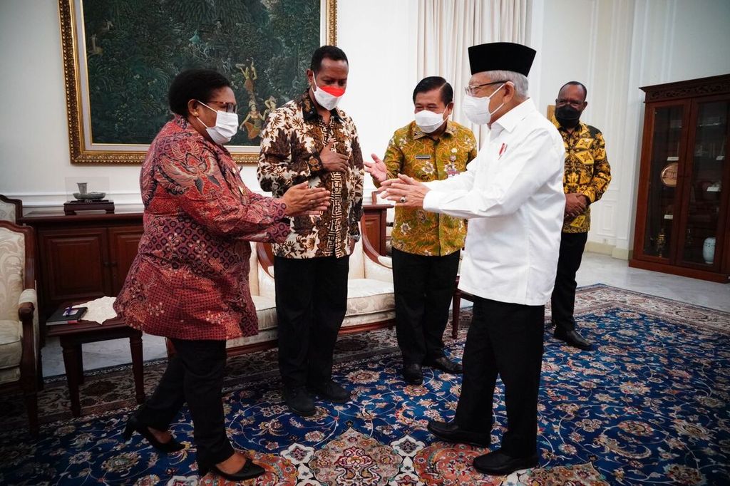 Wakil Presiden Ma’ruf Amin seusai menerima Penjabat (Pj) Gubernur Papua Tengah Ribka Haluk, Pj Gubernur Papua Selatan Apolo Safanpo, dan Pj Gubernur Papua Pegunungan Nikolaus Kondomo di Istana Wapres, Jalan Merdeka Selatan, Jakarta, Senin (14/11/2022).