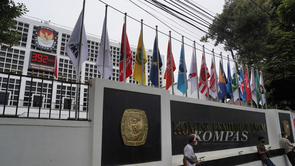 Bendera partai politik dipasang di Kantor Komisi Pemilihan Umum (KPU), Jakarta, Selasa (17/1/2023). 