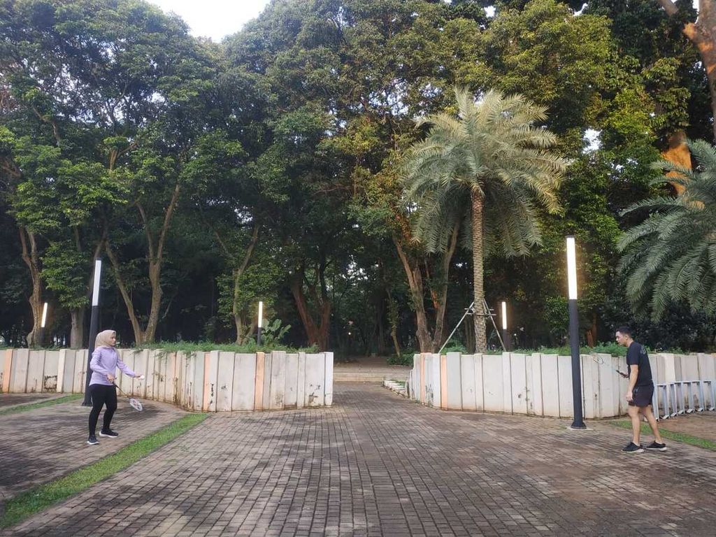 Pengunjung berolahraga bulu tangkis di kawasan Stadion Gelora Bung Karno, Jakarta Pusat, Minggu (18/3/2023).
