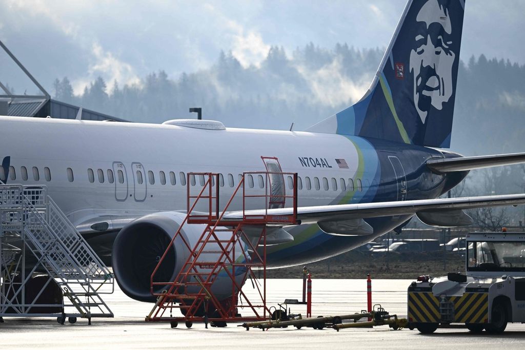 Lubang menganga pada jendela darurat Boeing 737 Max 9 Alaska Airlines tampak ditutup dengan plastik. Foto diambil pada Selasa (23/1/2024), di Bandara Internasional Portland, Oregon.