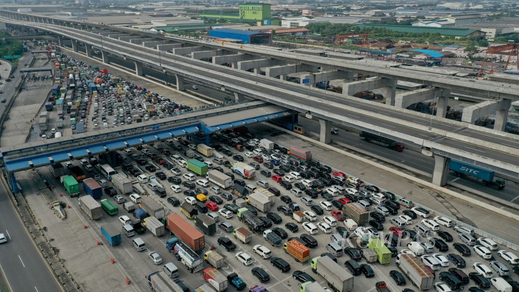 Foto udara kemacetan lalu lintas di gerbang tol Cikarang Utama akibat dari penyekatan arus mudik kendaraan di Jalan Tol Cikampek KM 31, Cikarang Barat, Kabupaten Bekasi, Jawa Barat, Kamis (6/5/2021). Penyekatan arus lalu lintas di titik-titik mudik pada hari pertama larangan mudik, Kamis (6/5/2021), diterapkan dengan tegas oleh pemerintah melalui Kementerian Perhubungan dan kepolisian. Koordinasi antarsejumlah pihak mesti ditingkatkan untuk mencegah warga nekat mudik dengan melakukan berbagai cara. Polisi mengerahkan 155.000 personel gabungan untuk mengawal larangan mudik.