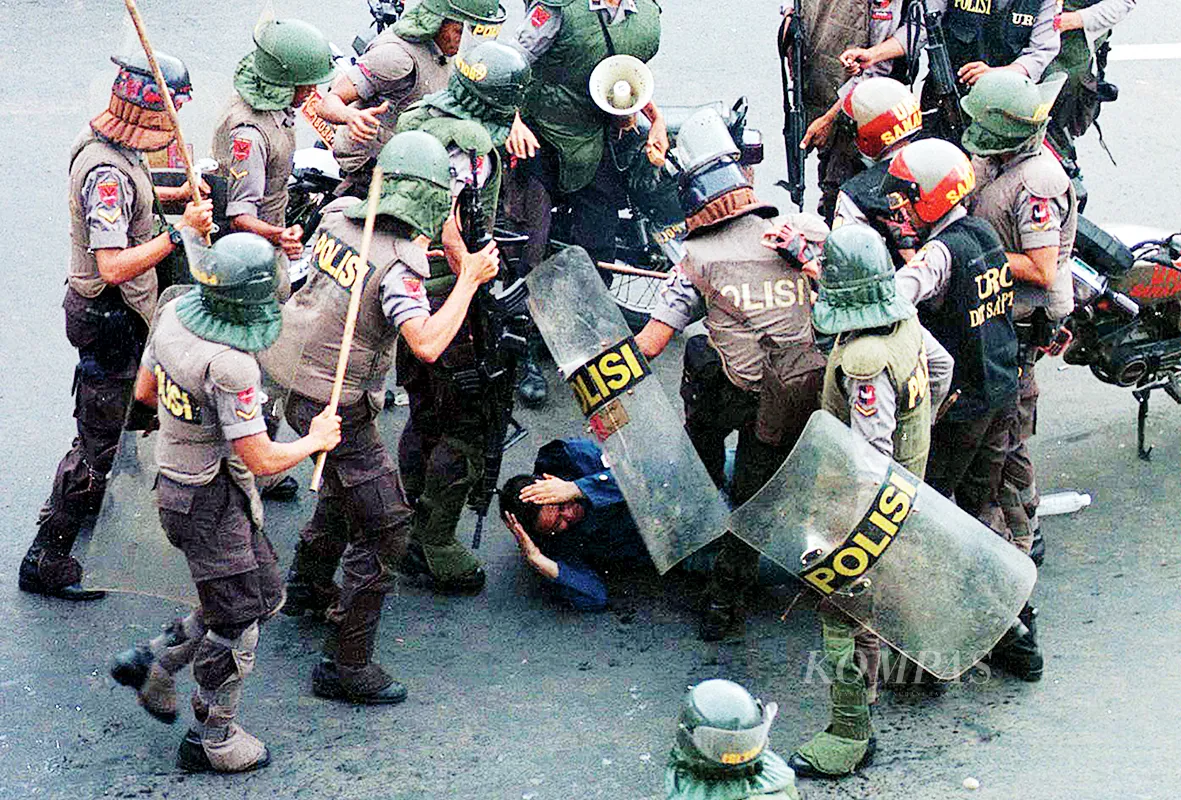 Langgar Ham-Seorang mahasiswa jatuh tergeletak terkena pukulan pasukan anti huru hara yang berusaha membubarkan aksi unjuk rasa menuntut Presiden Soeharto mundur, di depan kampus Trisakti, Grogol pada tanggal 12 Mei 1998. Pada aksi tersebut beberapa mahasiswa Trisakti tewas terkena tembakan. Namun hingga saat ini, kasus tertembaknya mahasiswa Trisakti tersebut masih belum terungkap.   Kompas/Julian Sihombing (JS) 12-05-998