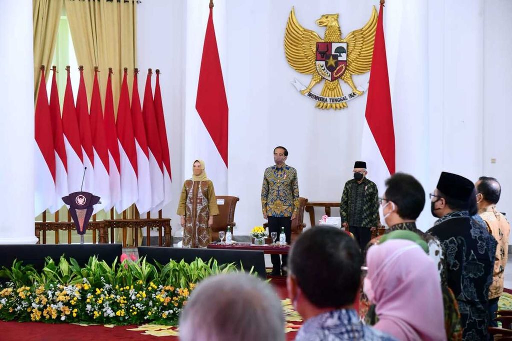 Presiden Joko Widodo menerima Laporan Hasil Pemeriksaan atas Laporan Keuangan Pemerintah Pusat Tahun 2021 dari Badan Pemeriksa Keuangan di Istana Kepresidenan Bogor, Jawa Barat, Kamis (23/6/2022).