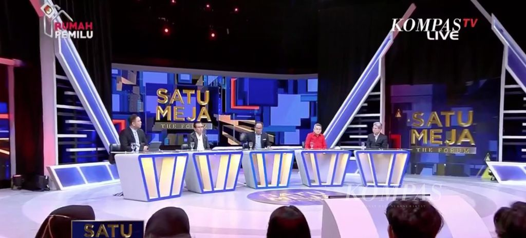 Tangkapan layar acara Satu Meja The Forum bertajuk "Mengapa Eliezer Harus Dibela?", yang disiarkan Kompas TV, Rabu (8/02/2023) malam. Dalam acara yang dipandu Wakil Pemimpin Umum Harian Kompas Budiman Tanuredjo tersebut, hadir sebagai narasumber, yakni praktisi hukum senior yang juga menjadi salah satu inisiator Aliansi Akademisi Indonesia Todung Mulya Lubis, pengajar hukum pidana di Universitas Trisakti Albert Aries; Wakil Ketua Lembaga Perlindungan Saksi dan Korban (LPSK) Edwin Partogi; Anggota Komisi III DPR dari Fraksi Partai Demokrasi Indonesia Perjuangan Trimedya Panjaitan; serta Hakim Agung periode 2004-2013
