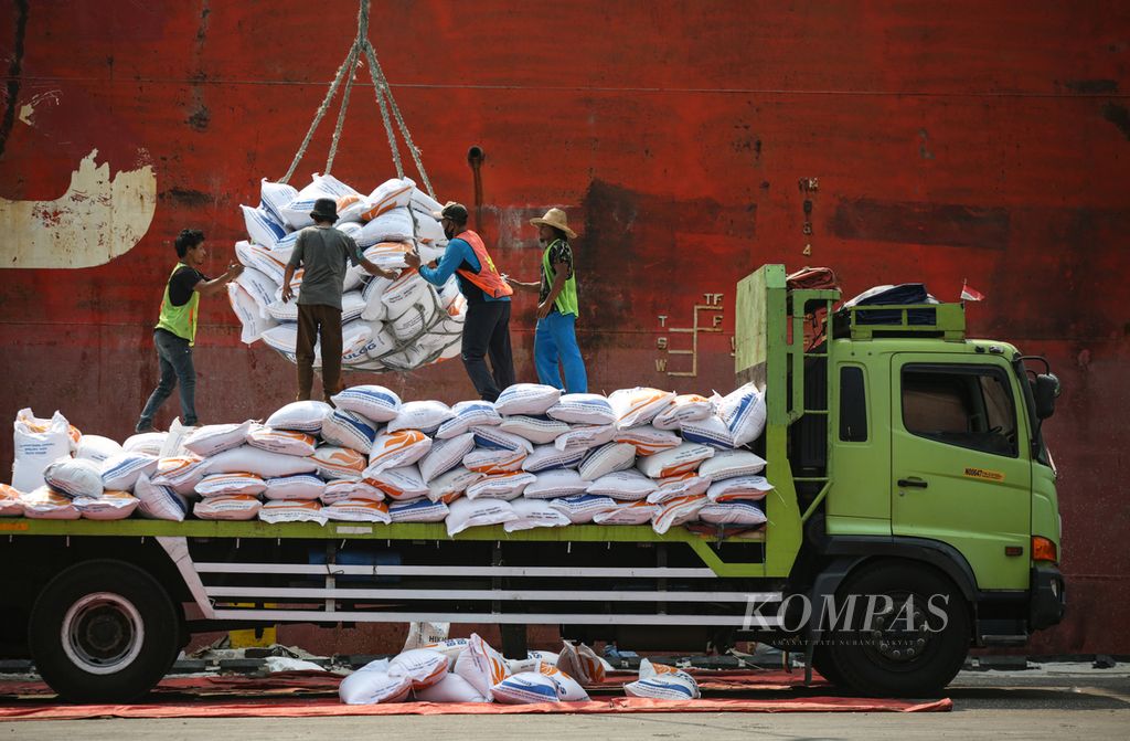 Sejumlah pekerja memuat karung-karung berisi beras impor asal Vietnam ke atas truk pengangkut di Pelabuhan Tanjung Priok, Jakarta Utara, Rabu (13/9/2023). Beras impor yang sudah dikemas dalam karung dengan berat 50 kilogram itu dikirim ke gudang Perum Bulog Divre DKI Jakarta dan Banten.