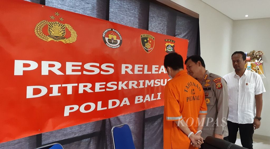 Kepala Bidang Humas Polda Bali Komisaris Besar Stefanus Satake Bayu Setianto (tengah) menemui tersangka kasus penyebaran konten pornografi saat jumpa pers di Ditreskrimsus Polda Bali, Kota Denpasar, Rabu (10/8/2022).