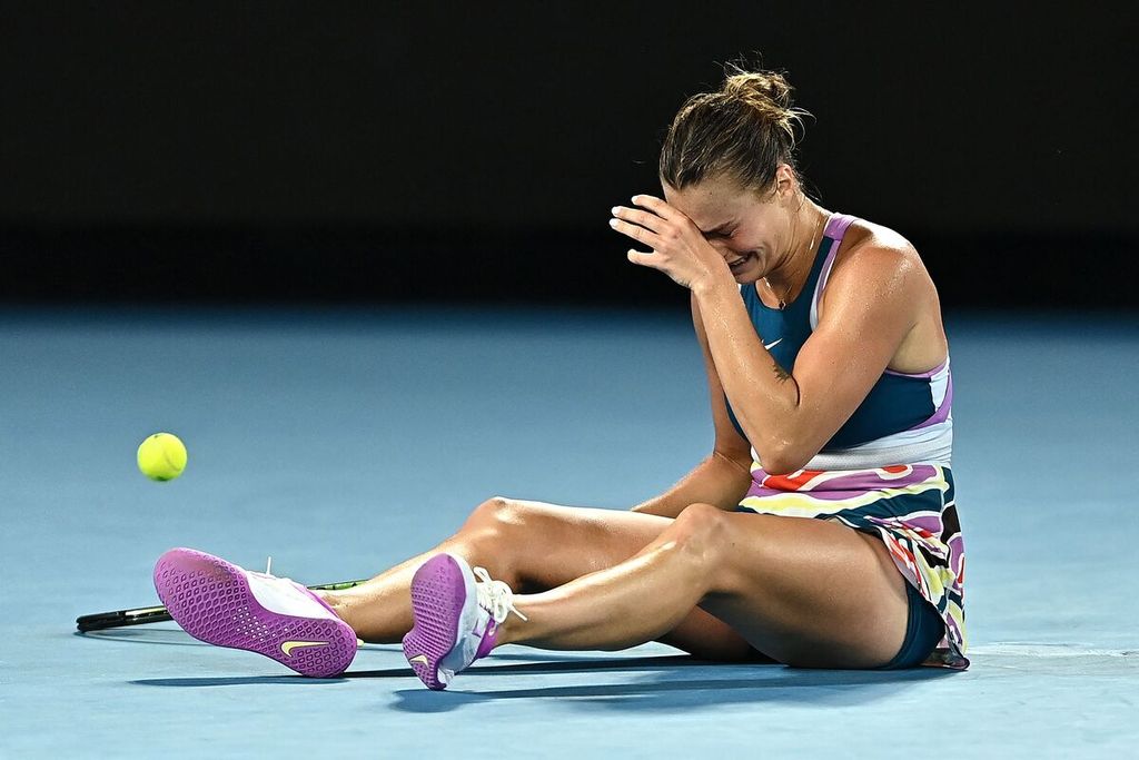 Aryna Sabalenka meluapkan emosi dengan menangis setelah mengalahkan petenis putri Kazakhstan, Elena Rybakina, pada laga final Grand Slam Australia Terbuka di Melbourne Park, Melbourne, Sabtu (28/1/2023).