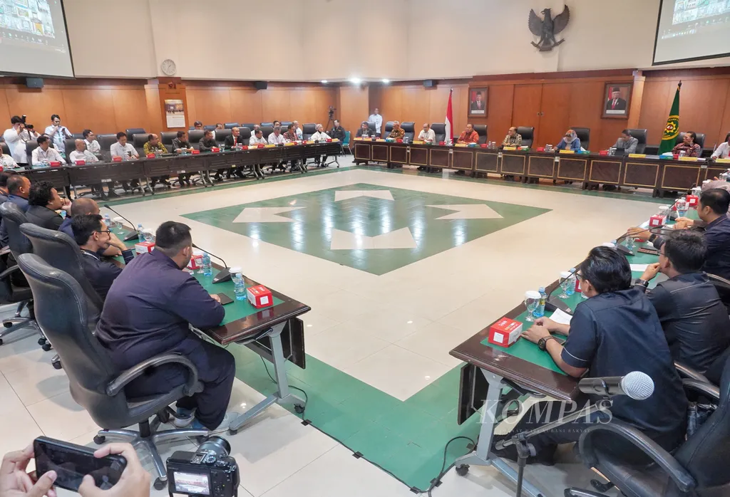 Suasana para hakim yang tergabung dalam Solidaritas Hakim Indonesia (SHI) saat audiensi menyampaikan tuntutan kesejahteraan mereka di Gedung Mahkamah Agung, Jakarta, Senin (7/10/2024). Audiensi antara Solidaritas Hakim Indonesia (SHI) dengan Mahkamah Agung (MA), Komisi Yudisial (KY), Kementerian Keuangan, dan Bappenas membahas peningkatan kesejahteraan hakim yang berada di bawah Mahkamah Agung. Perwakilan para hakim ini mengemukakan tuntutan kenaikan gaji dan tunjangan hakim. Selama 12 tahun profesi hakim tidak pernah mengalami kenaikan gaji. Para hakim melalui SHI menyatakan bahwa kesejahteraan para hakim penting terlebih profesi ini menjaga marwah hukum Indonesia dengan tuntutan independensi tinggi. Untuk mengajukan tuntutan ini para hakim di seluruh Indonesia mengambil cuti bersama-sama mulai Senin (7/10/2024) hingga Jumat (11/10/2024). KOMPAS/RONY ARIYANTO NUGROHO 7-10-2024