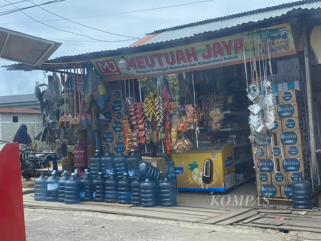 Air dalam kemasan dijual di warung-warung di Kota Banda Aceh, Provinsi Aceh, seperti terlihat pada Selasa (20/9/2022). Badan POM menemukan air kemasan galon terpapar BPA senyawa kimia untuk pengeras plastik, tetapi berbahaya bagi kesehatan.