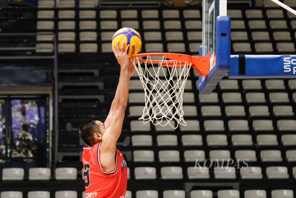 Pemain timnas 3x3 M. Sandy Ibrahim melakukan dunk saat sesi latihan pelatnas di Hall Basket Senayan, pada Rabu (6/4/2022).