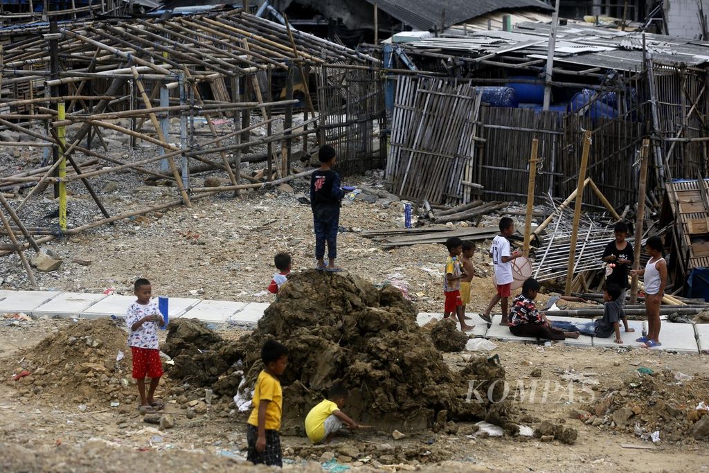 Anak-anak bermain di kawasan perkampungan nelayan padat penduduk Kalibaru, Cilincing, Jakarta Utara, Selasa (17/9/2022). KOMPAS/TOTOK WIJAYANTO (TOK) 17-01-2023