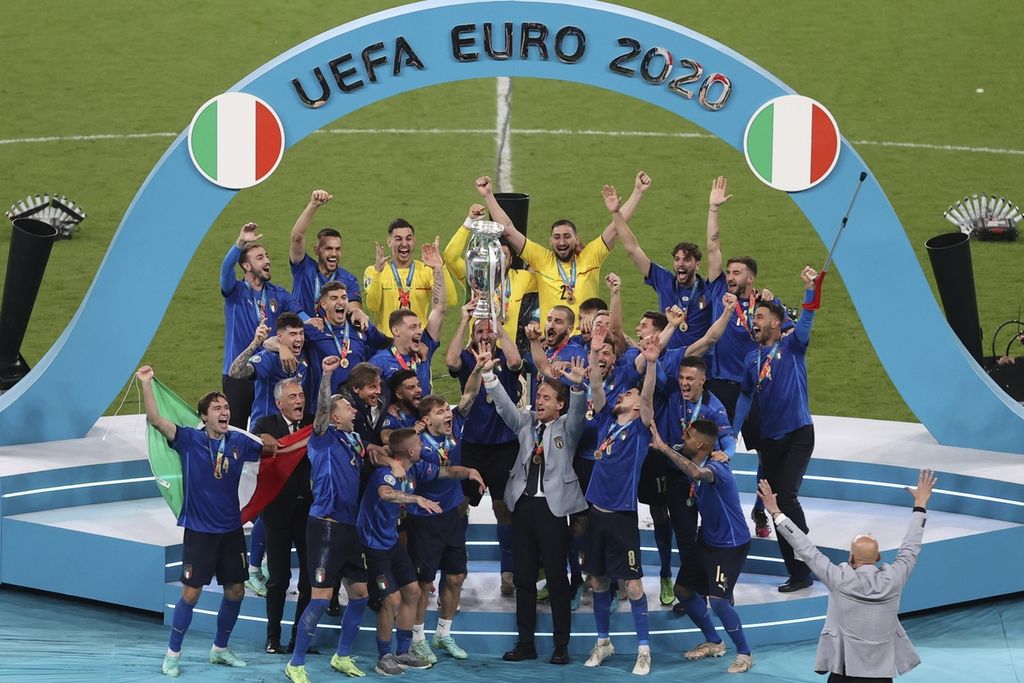 Tim nasional Italia merayakan kesuksesan mereka menjadi juara Piala Eropa 2020 di Stadion Wembley, London, 11 Juli 2021. Tak sampai setahun kemudian, Italia harus memenangi dua laga <i>playoff </i>untuk bisa lolos ke Piala Dunia Qatar 2022.