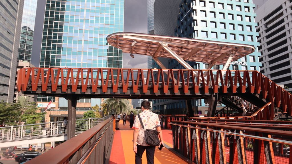 Suasana jembatan penyeberangan orang Pinisi di Jalan Sudirman, Jakarta Pusat, Rabu (6/4/2022) sore.