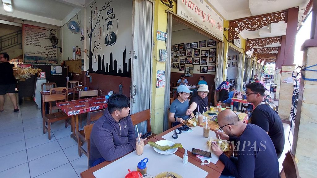 Tim Pusaka Rasa Nusantara sarapan di Warung Kopi Ake, Kabupaten Belitung, Kepulauan Bangka Belitung, Rabu (20/7/2022). Di warung ini tersedia berbagai jenis jajanan, nasi lemak, dan minuman kopi.