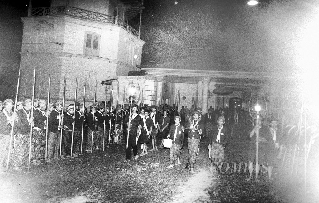 Kirab menyambut tanggal 1 Suro tahun Alip 1923 yang jatuh pada Senin malam, 23 Juli 1990 oleh Keraton Surakarta. 