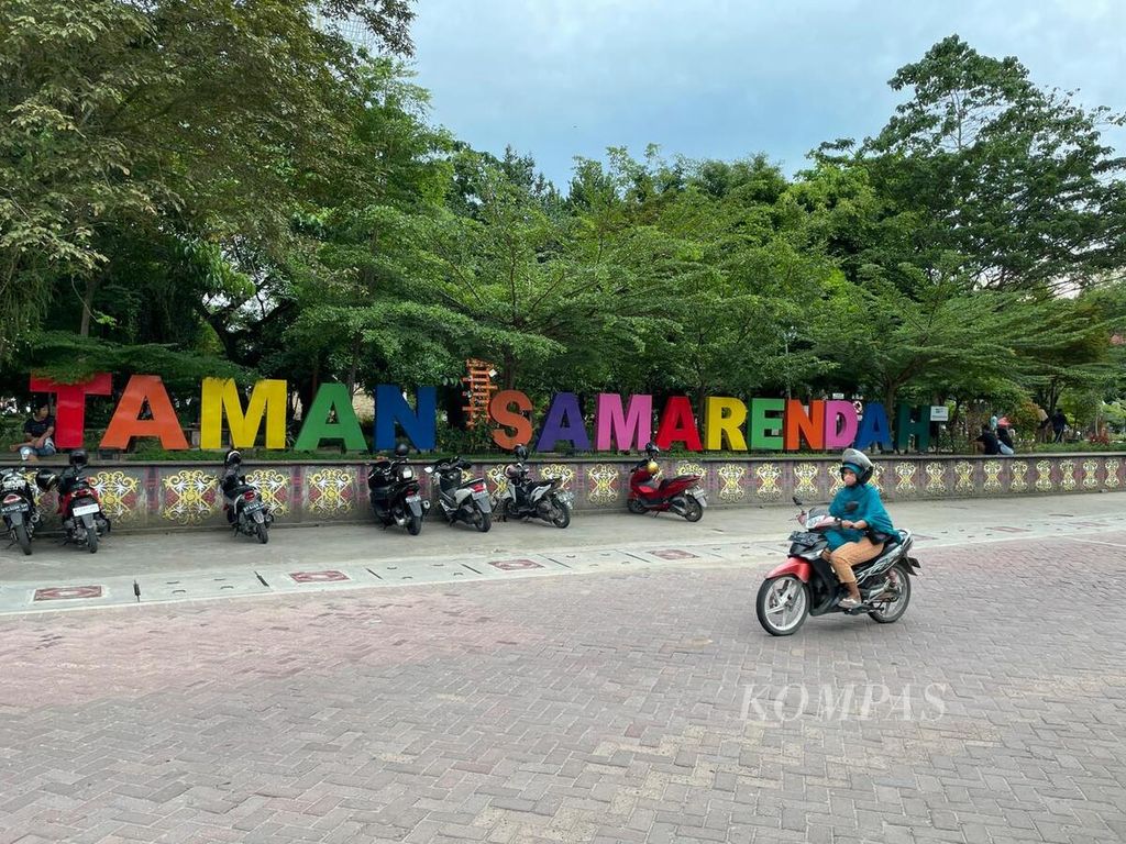Suasana Taman Samarendah, tempat berkumpul sekaligus ruang terbuka hijau, di Kota Samarinda, Kalimantan Timur, Minggu (12/3/2023).