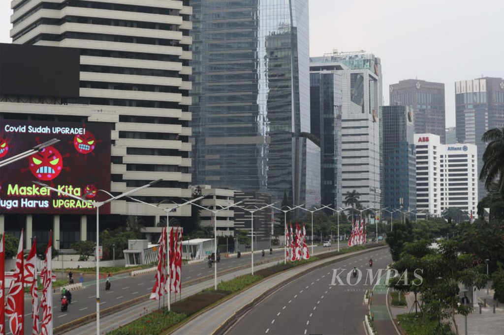 Jalan Protokol jalan Jenderal Sudirman, Jakarta Selatan, telihat lengang karena pemberlakuakn PPKM Darurat, Rabu (21/7/2021). Pemerintah memutuskan untuk memperpanjang pemberlakuan pembatasan kegiatan masyarakat (PPKM) darurat hingga 25 Juli 2021. Perpanjangan dilakukan setelah melihat PPKM Darurat yang telah berlangsung selama dua minggu sebelumnya belum dapat menurunkan lonjakan kasus baru Covid-19.