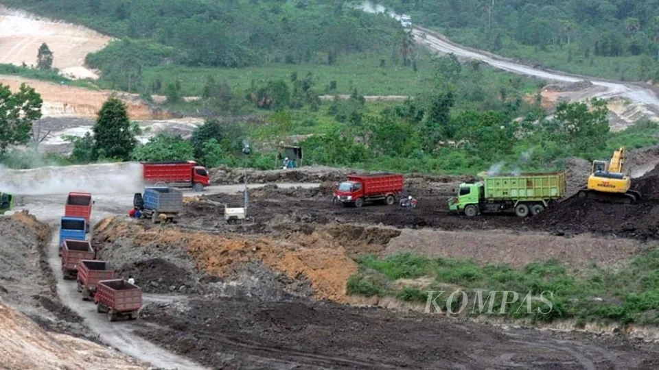 Truk pengangkut batubara hilir mudik di Kecamatan Palaran, Kota Samarinda, Kalimantan Timur,beberapa waktu lalu. Lubang-lubang bekas galian tambang batubara seringkali memakan korban karena dibiarkan terbuka tanpa reklamasi.Kompas/Harry Susilo (ILO) *** Local Caption *** Tambang Batubara Marak di Samarinda - Truk pengangkut batubara hilir mudik di Kecamatan Palaran, Kota Samarinda, Kalimantan Timur, Kamis (15/3). Dalam beberapa tahun terakhir, tambang batubara di Samarinda kian marak. Dari luas wilayah Kota Samarinda 71.800 hektar, sekitar 72,16 persennya sudah diterbitkan izin usaha pertambangan.