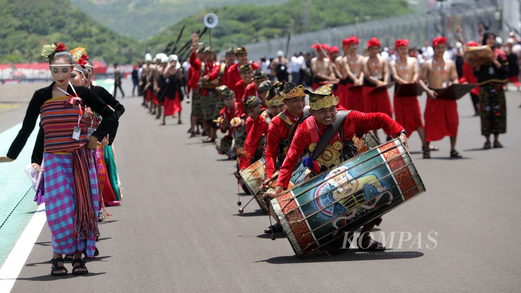 Tarian kolosal bertajuk Inem Gumi dibawakan pada hari terakhir Kejuaraan Dunia Superbike (WSBK) di Sirkuit Internasional Jalan Raya Pertamina Mandalika, Lombok Tengah, Nusa Tenggara Barat, Minggu (5/3/2023). Penampilan 250 penari ini merupakan upaya memperkenalkan ragam budaya Nusa Tenggara Barat ke dunia internasional.