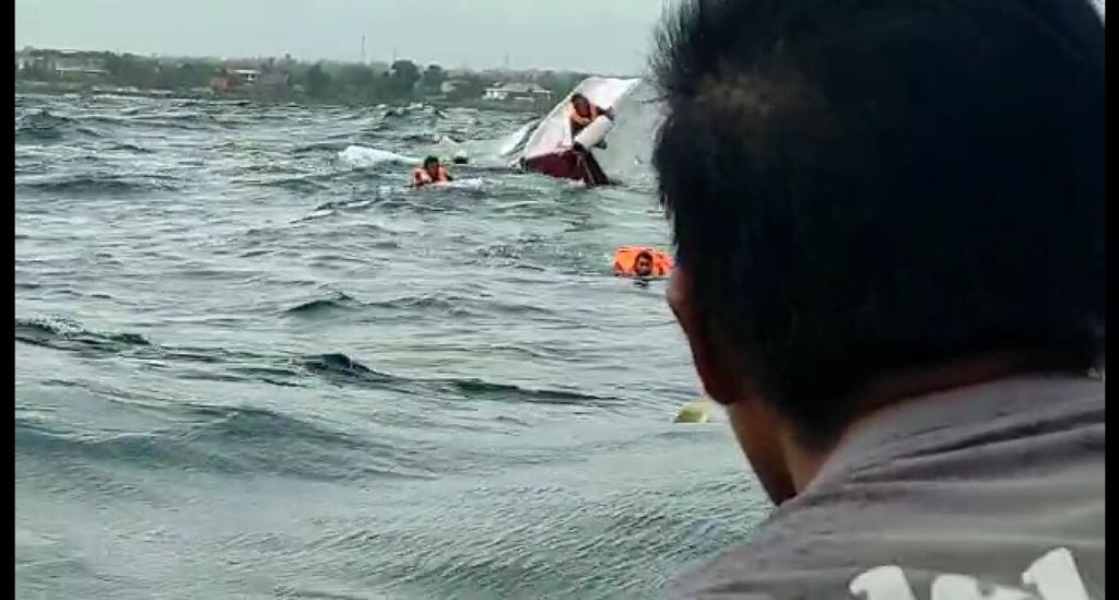 Tangkapan layar dari video kecelakaan di laut yang terjadi di perairan Selat Badung, Bali, Selasa (3/1/2023). Seluruh penumpang dan kru kapal cepat tersebut dapat dievakuasi dalam kondisi selamat. 