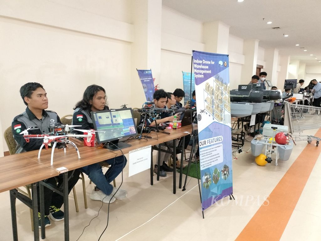 Mahasiswa Politeknik Negeri Batam (Polibatam) menunjukkan karya inovasi yang dibutuhkan dunia usaha dan dunia industri (DUDI) dalam acara Polibatam Industry Festival, Kamis (12/1/2023). Kemitraan dengan DUDI membuat pembelajaran berbasis proyek dapat mendukung <i>link and match</i> DUDI dan pendidikan vokasi.