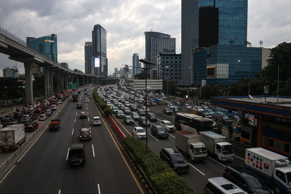 Lalu lintas di kawasan Kuningan, Jakarta, Kamis (29/12/2022). Selama enam hari pelaksanaan operasi lilin dari 23 sampai 28 Desember 2022, Korps Lalu Lintas (Korlantas) Kepolisian Negara Republik Indonesia (Polri) mencatat 1.189 kecelakaan lalu lintas. Akibatnya, sebanyak 154 orang meninggal dunia, 138 orang menderita luka berat, dan 1.235 orang mengalami luka ringan. Dari total 1.189 kecelakaan, sebanyak 426 terjadi di jalan kolektor atau jalan umum, 420 terjadi di jalan arteri, 329 terjadi di jalan lingkungan, dan 14 terjadi di jalan tol. ADRYAN YOGA PARAMADWYA (Z20) 29-12-2022