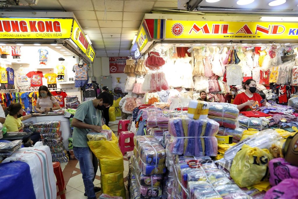 Suasana perdagangan di Pasar Tanah Abang, Jakarta Pusat, Senin (24/10/2022). Para pedagang mengaku jualannya semakin sepi sejak kenaikan harga BBM pada awal September. Mereka berharap omzetnya dapat naik kembali menjelang Lebaran.