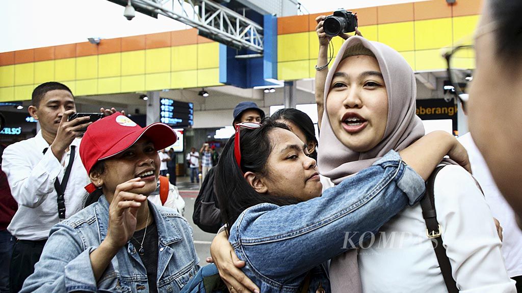 https://assetd.kompas.id/rT8vtCSR3ZR3EH0gsxb67HGKL24=/1024x576/filters:watermark(https://cdn-content.kompas.id/umum/kompas_main_logo.png,-16p,-13p,0)/https%3A%2F%2Fkompas.id%2Fwp-content%2Fuploads%2F2020%2F02%2FWNI-dari-Natuna-Tiba-di-Jakarta_87320419_1581784679.jpg