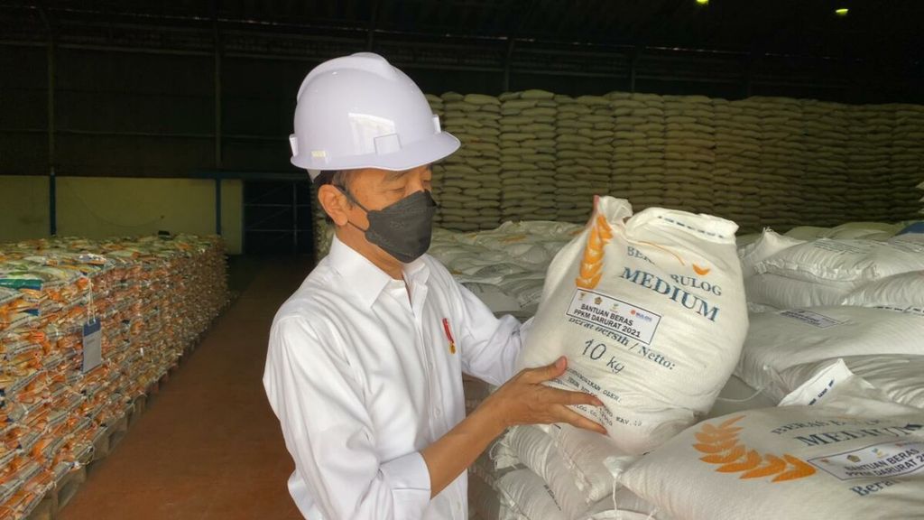 https://assetd.kompas.id/rTbSXP2rueko_883H9h2X5A76WU=/1024x576/https%3A%2F%2Fkompas.id%2Fwp-content%2Fuploads%2F2021%2F07%2FPresiden-Jokowi-tunjukkan-sekantong-bantuan-beras-PPKM-darurat-di-gudang-bulog-21-Juli-2021_1626854851.jpeg