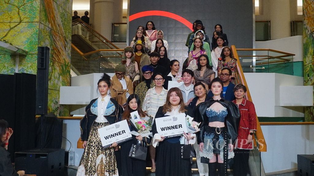 Geralda Amira Pribadi dan Daciadhia Phoebehana, dua pemenang Asia NewGen Fashion Award Indonesia 2023 yang diadakan oleh Harper's Bazaar Indonesia. Pengumuman diadakan Selasa (4/4/2023) di Jakarta.
