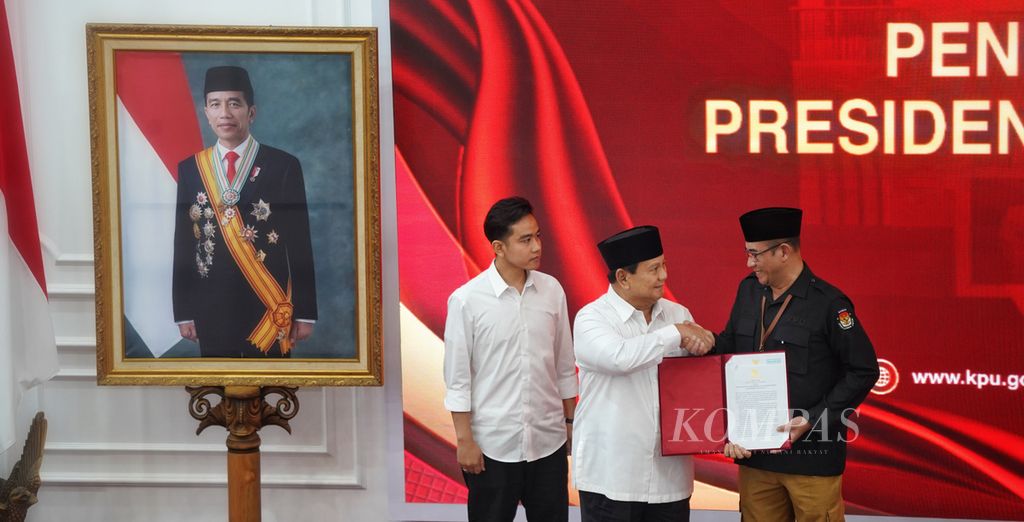 Ketua Komisi Pemilihan Umum Hasyim Asyari menyerahkan surat penetapan calon presiden dan wakil presiden terpilih kepada Prabowo Subianto dan Gibran Rakabuming Raka di Gedung KPU RI, Jakarta, Rabu (24/4/2024). 