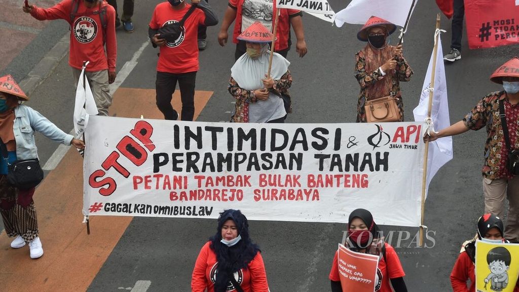 Pengunjuk rasa dari berbagai kelompok aksi melewati Jalan Basuki Rahmat saat akan menuju Gedung Grahadi, Surabaya, Jawa Timur, Selasa (20/10/2020). Pengunjuk rasa yang datang dari golongan buruh, aktivis, mahasiswa, dan petani mengajak masyarakat untuk menolak <i>omnibus law </i>dan RUU Cipta Kerja. Unjuk rasa berlangsung tertib dan damai.
