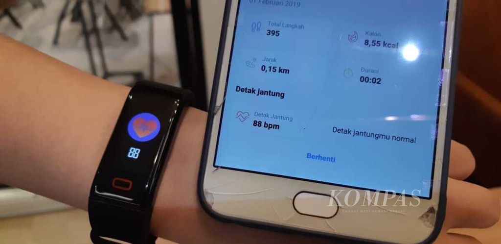 Tanpa disadari, kecerdasan buatan ada di sekitar kita, seperti aplikasi MyHealth Diary yang diintegrasikan dengan jam tangan pintar. Aplikasi ini bisa merekam aktivitas keseharian, seperti jumlah langkah kaki dan detak jantung.