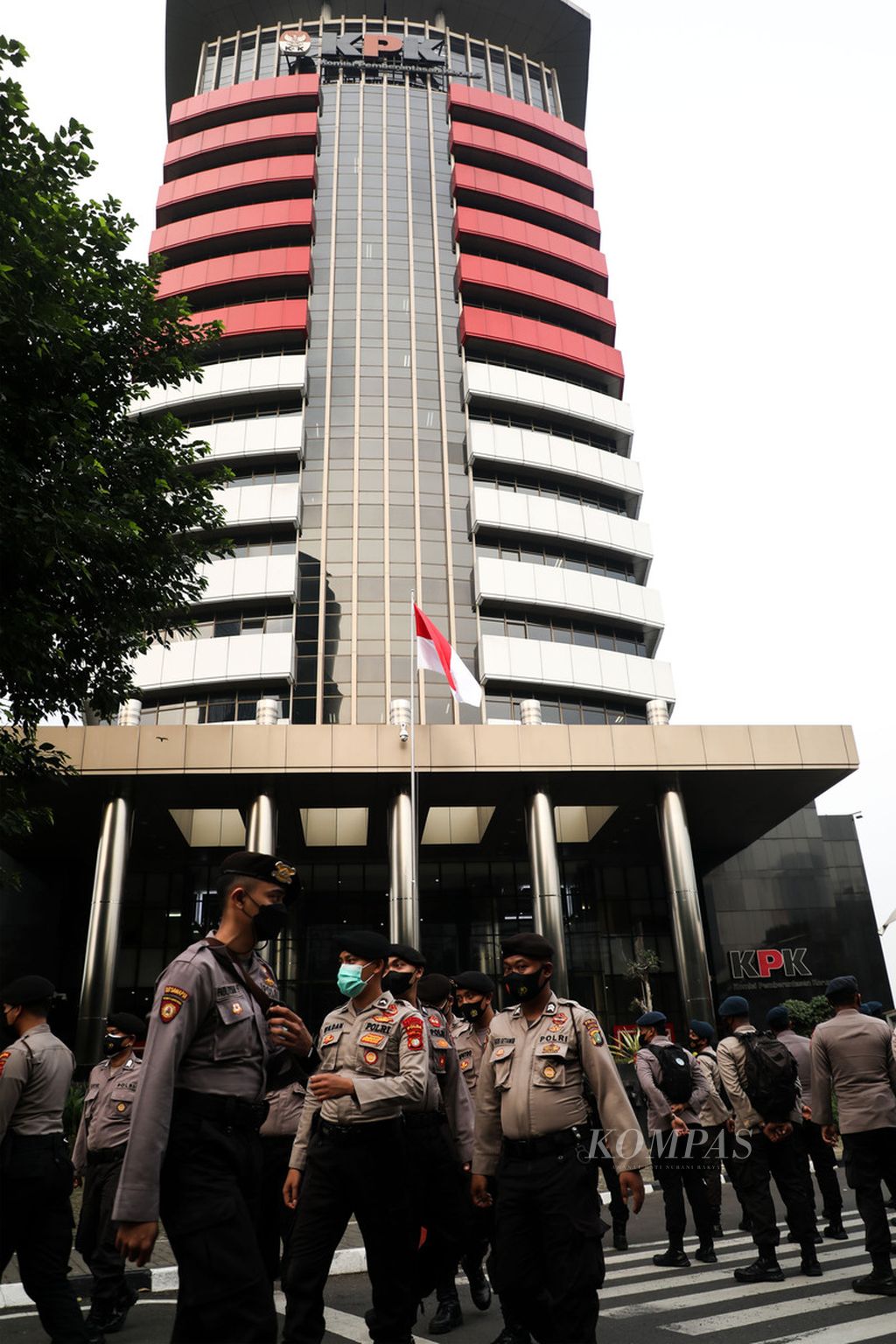 https://assetd.kompas.id/rZnU3U8k-VhVxZYUv2A_-NGzyPc=/1024x1536/filters:watermark(https://cdn-content.kompas.id/umum/kompas_main_logo.png,-16p,-13p,0)/https%3A%2F%2Fkompas.id%2Fwp-content%2Fuploads%2F2021%2F06%2F04fde4bc-a59e-460b-83c7-40cbf3d728b2_jpg.jpg