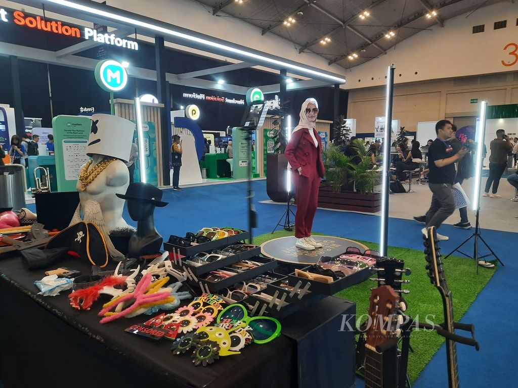 Seorang pengunjung menjajal beragam properti pemotretan dalam Pameran Puncak Indonesia UMKM (ISSE) 2023 di ICE BSD, Tangerang, Banten, Selasa (29/8/2023). 
