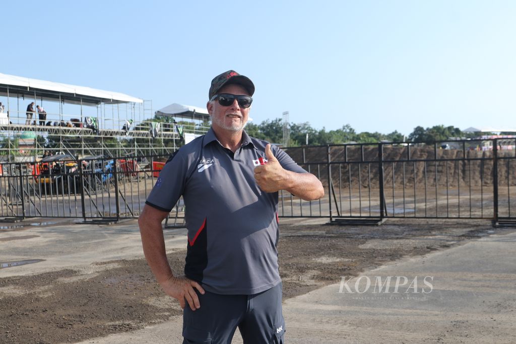 Desainer sirkuit motokros, Greg Atkins asal Selandia Baru, membangun sirkuit MXGP seri Lombok di bekas Bandar Udara Selaparang, Mataram, Nusa Tenggara Barat, Selasa (27/6/2023), dengan inspirasi dari sirkuit <i>pump track</i> BMX yang sempit dan jarak rintangan berdekatan. Balapan MXGP seri Lombok bergulir pada 1-2 Juli 2023. 