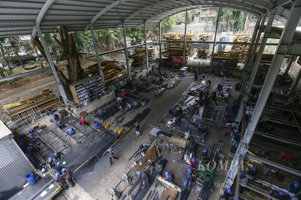 Aktivitas para artisan menyelesaikan pembuatan bilah garuda.