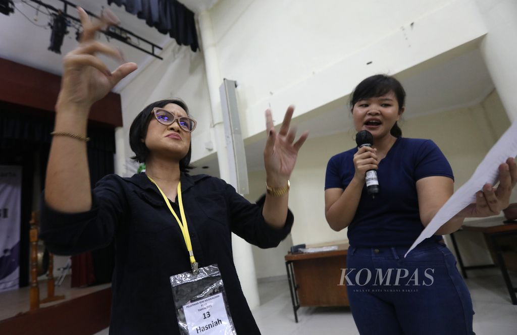 Peserta berlatih membawakan puisi saat mengikuti pelatihan musikalisasi puisi di Gedung Aki Tirem, Pusat Pelatihan Seni Budaya (PPSB), Tanjung Priok, Jakarta, Jumat (3/3/2023). 