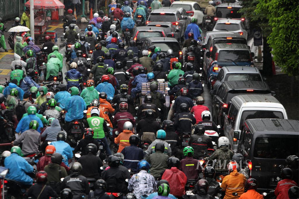 Kendaraan terjebak kemacetan di Jalan Tentara Pelajar di sekitar Stasiun Palmerah, Jakarta, Selasa (21/2/2023). Kemacetan jamak terjadi di jam-jam orang berangkat kerja dan pulang kerja.