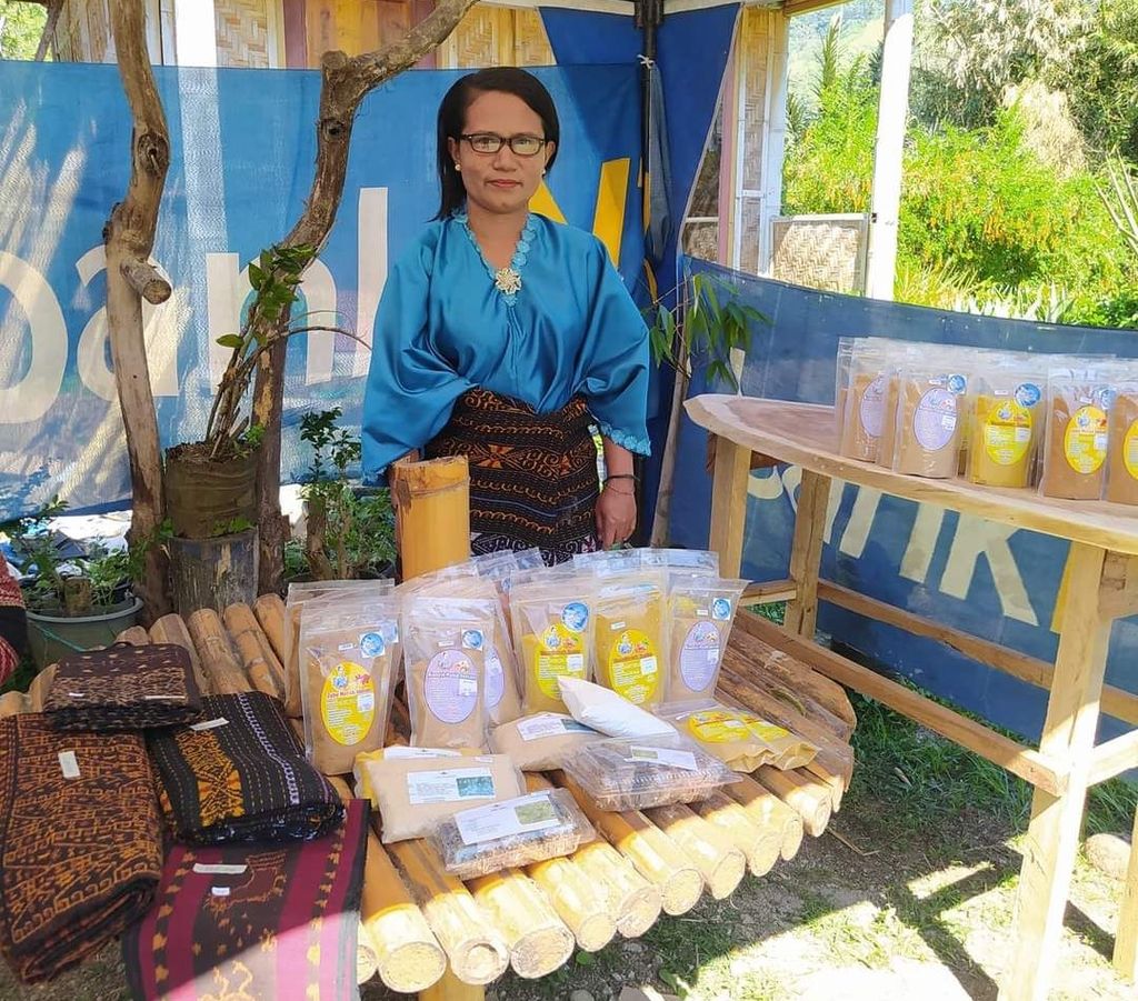Seorang ibu pegiat UMKM Kabupaten Ende dengan hasil produk usaha di stan pameran miliknya, 10-31 Agustus 2022. Ibu ini menjual hasil kerajinan tenun ikat dan keripik dari beberapa jenis bahan lokal. Pameran diselanggarakan PLN melalui rumah BUMN bekerja sama dengan Komunitas Ekraf Viktory NTT Moni.