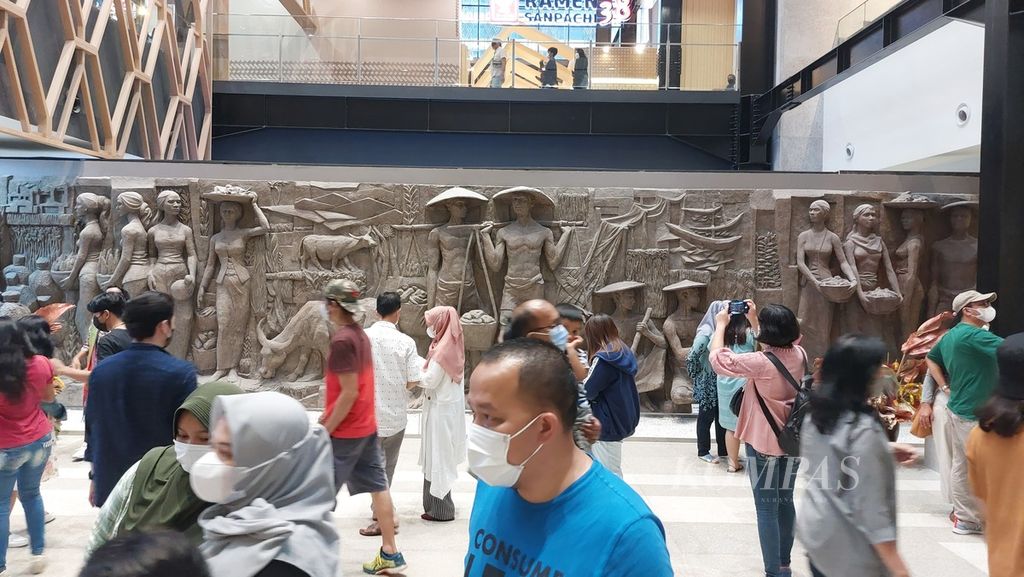 Pengunjung berada di Gedung Sarinah, Jakarta (4/5/2022). Sejumlah pusat perbelanjaan di Jakarta ramai oleh pengunjung yang mengisi waktu libur Lebaran. Asosiasi Pusat Belanja Indonesia (APBI) DKI Jakarta mencatat tingkat kunjungan mencapai 75 persen. 